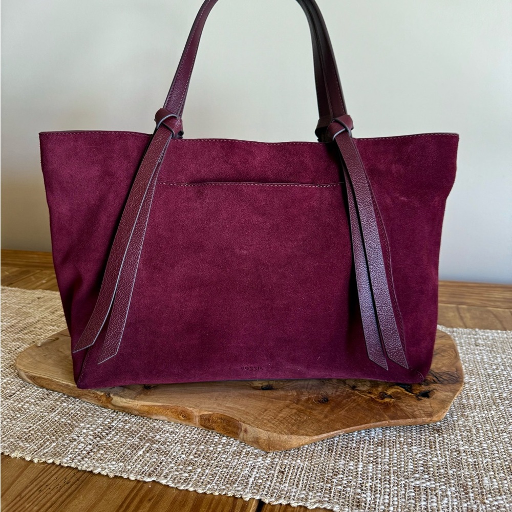 Fossil suede bag. Beautiful burgundy color and only carried a couple of times. 🩷